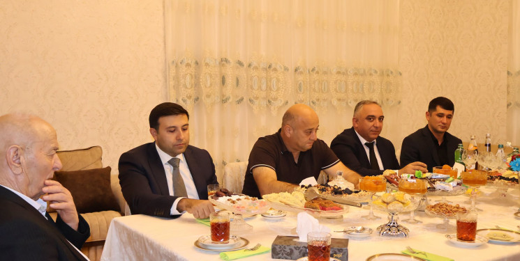 Göyçay Rayon İcra Hakimiyyətinin başçısı Orxan Mürsəlov şəhid Zaur Mehdiyevin atası Azad Mehdiyevi 90 illik yubileyi münasibətilə təbrik edib, uzun ömür və cansağlığı arzulayıb