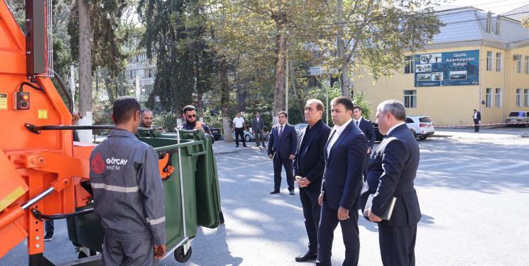 Rayon İcra Hakimiyyətinin başçısı Orxan Mürsəlov və Milli Məclisin deputatı Sabir Hacıyev Göyçay Rayon Kommunal Təsərrüfat Müəssisəsi üçün alınmış xüsusi maşın və avadanlıqlara baxış keçirib