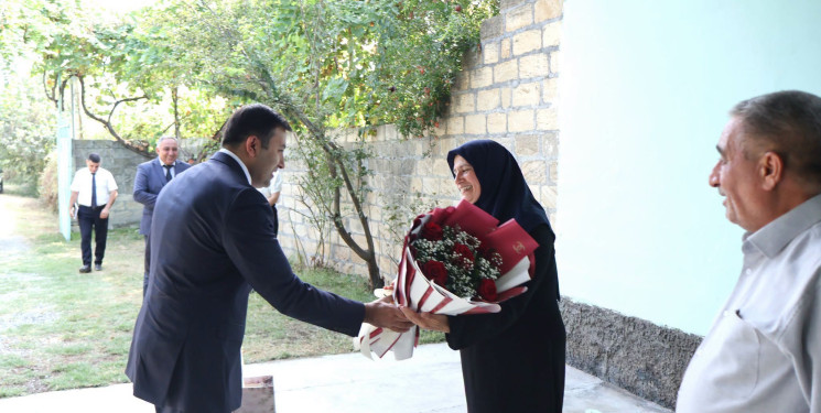 Göyçay Rayon İcra Hakimiyyətinin başçısı Orxan Mürsəlov şəhid Abdulcəmil Bilalovun atası Xəqani Bilalovu 60 illik yubileyi və anası Mülayim Bilalovanı doğum günü münasibətilə təbrik edib