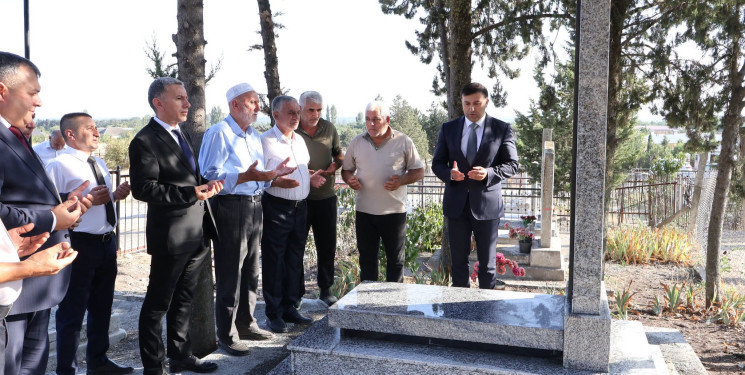 Rayon İcra Hakimiyyətinin başçısı Orxan Mürsəlov Birinci Qarabağ müharibəsi şəhidi Teyyub Abdullayevin qəbirüstü abidəsində aparılmış təmir-bərpa işlərinə baxış keçirib
