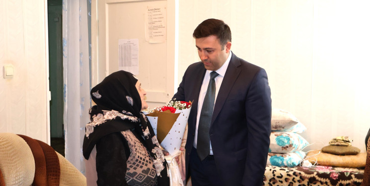 Göyçay Rayon İcra Hakimiyyətinin başçısı Orxan Mürsəlov şəhid anası Güldənə Ağamaliyevanı 90 illik yubileyi münasibətilə təbrik edib