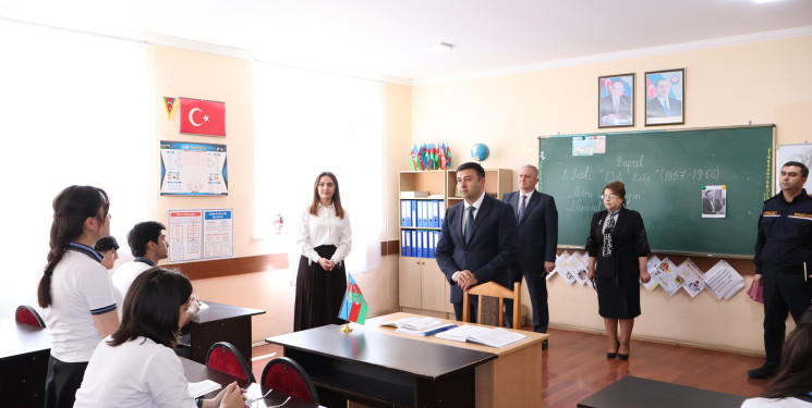 Rayon İcra Hakimiyyətinin başçısı Orxan Mürsəlov Qaraməryəm kənd məktəbində müəllim və şagirdlərlə görüşüb