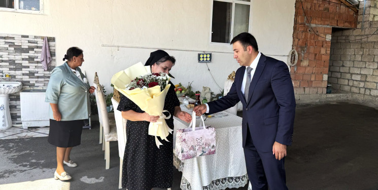 Göyçay Rayon İcra Hakimiyyətinin başçısı Orxan Mürsəlov  şəhid anası Ruhiyyə Dəmirovanın 50 illik yubileyi münasibətilə təbrik edib